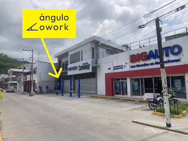 arrow pointing to the entrance looking from the street
