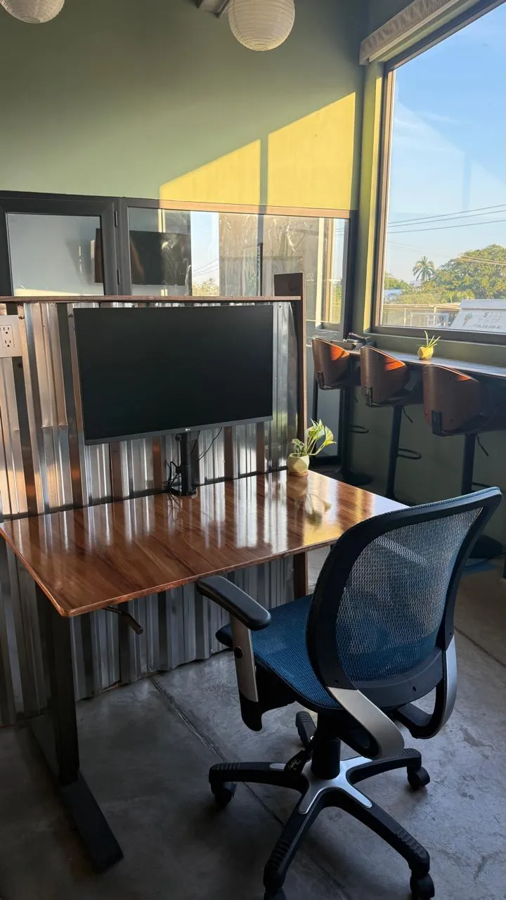 monitor de 32" sobre un escritorio de altura ajustable